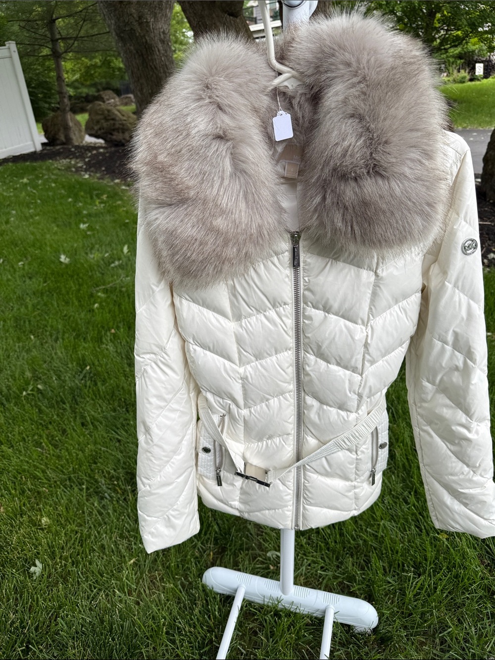 MICHAEL Michael Kors Cream Quilted Puffer Jacket with Taupe Faux Fur Collar